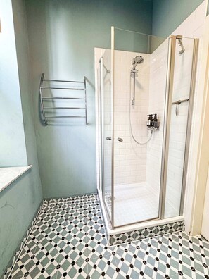 Shower, hair dryer - Quiet Apartment in Vibrant Friedrichshain (Berlin)