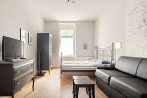 Iron/ironing board, WiFi, bed sheets - Quiet Apartment in Vibrant Friedrichshain (Berlin)