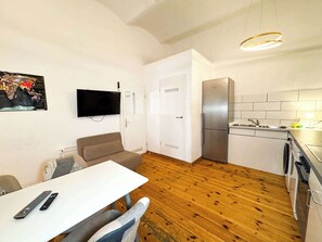 Kylskåp, mikrovågsugn, ugn och spishäll