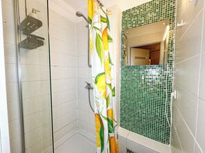 Dusche, Haartrockner, Handtücher