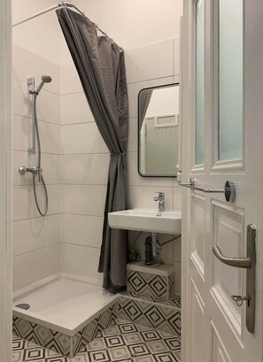 Shower, hair dryer - Modern Apartment in Central Prenzlauer Berg - ELO (Berlin)