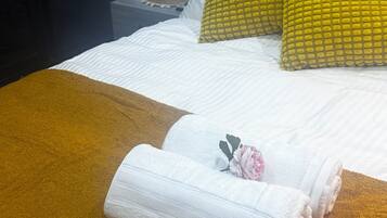 Tabla de planchar con plancha, wifi, ropa de cama