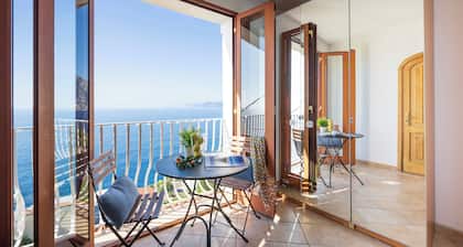 Sea Whisper Home -Sunset, Sea, Easy Stay, Shops