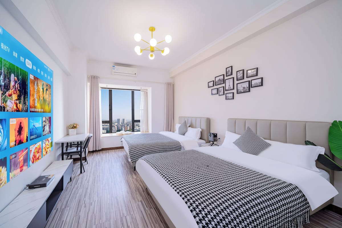 Habitación doble Confort, vista a la ciudad | Escritorio, cortinas blackout y tabla de planchar con plancha