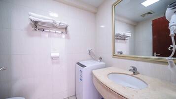 Classic Studio, 1 Katil Ratu (Queen), Non Smoking, City View | Bilik Mandi | Pancuran mandi, kelengkapan dandanan diri percuma, pengering rambut