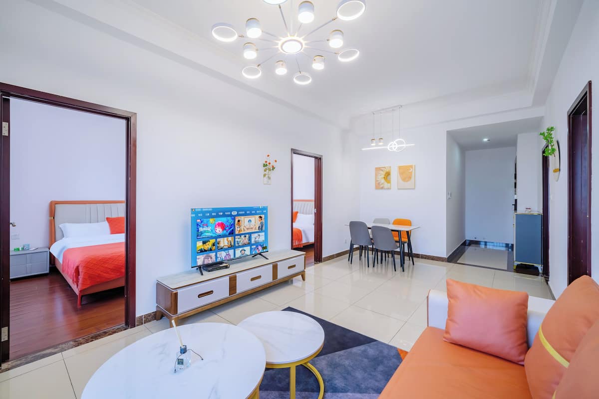 Suite familiar, vista a la ciudad | Sala de estar