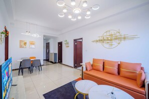 家庭套房, 城市景观 | 办公桌、遮光窗帘、熨斗/熨板、免费 WiFi