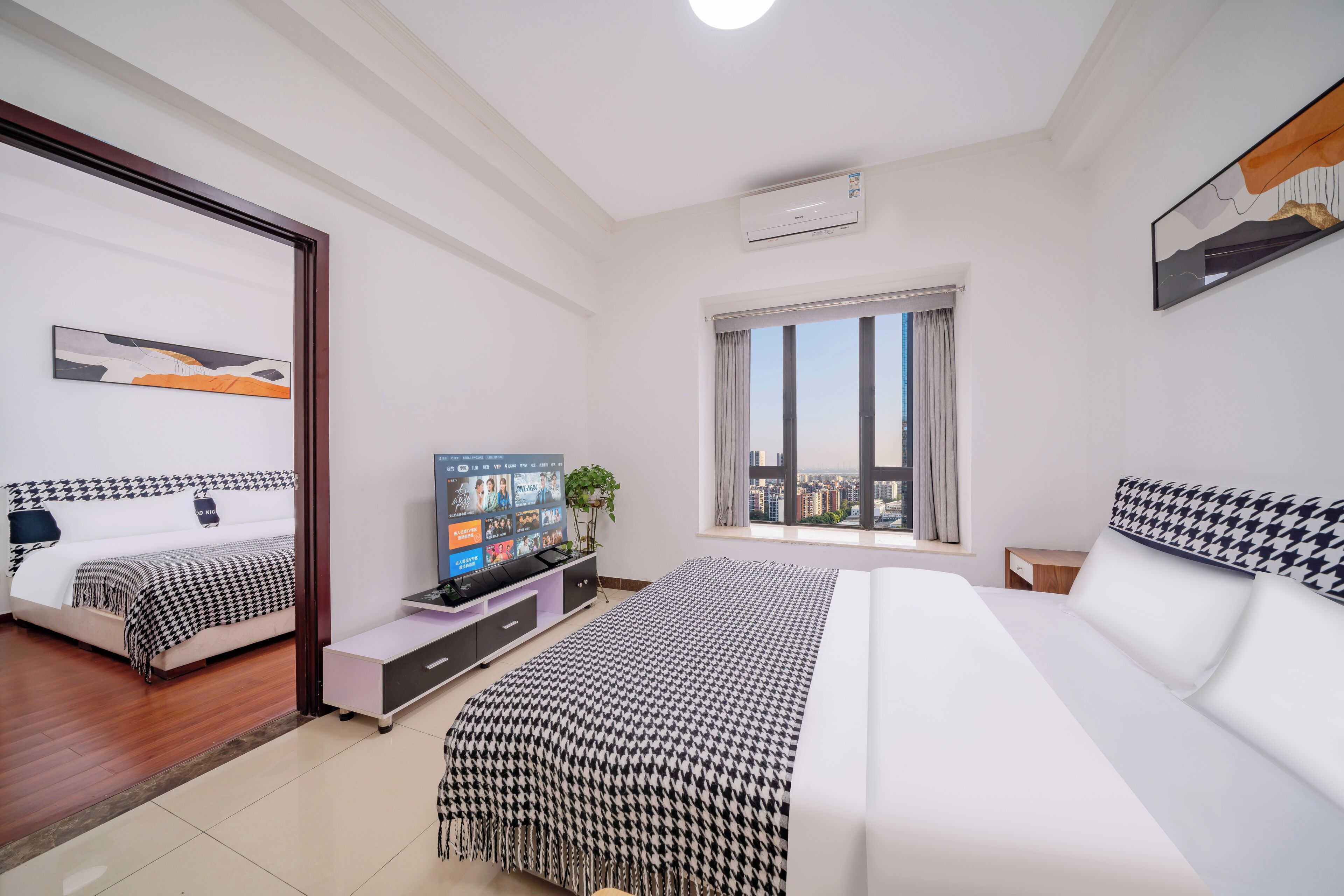 Suite, vistas a la ciudad | Escritorio, cortinas opacas, tabla de planchar con plancha y wifi gratis