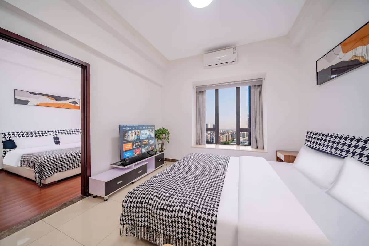 Suite, vista a la ciudad | Escritorio, cortinas blackout y tabla de planchar con plancha