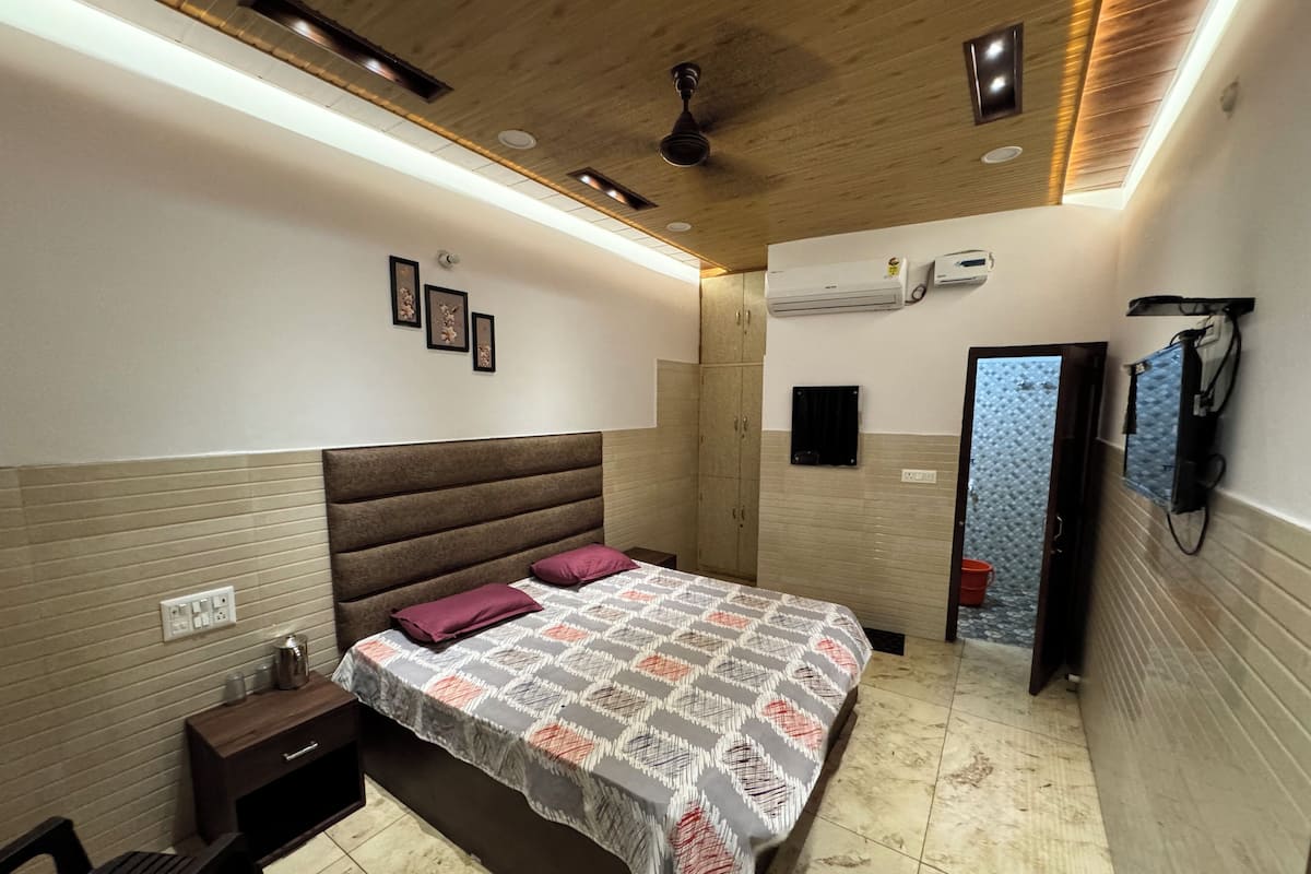 Deluxe Double Room (AC)