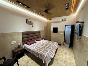 Deluxe Double Room | Free WiFi - Hotel Utsav (Khatima)