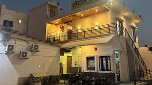 Unclassified image, 5 of 30, button - Hotel Utsav (Khatima)