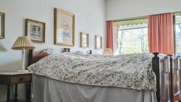 Deluxe Double Room, Courtyard View | Individually decorated, individually furnished, free WiFi, bed sheets