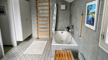 Luksus-dobbeltrom, utsikt mot innsjø | Bad