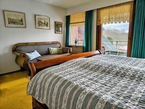 Individually decorated, individually furnished, cots/infant beds - Sæbygaard guesthouse (Hong)