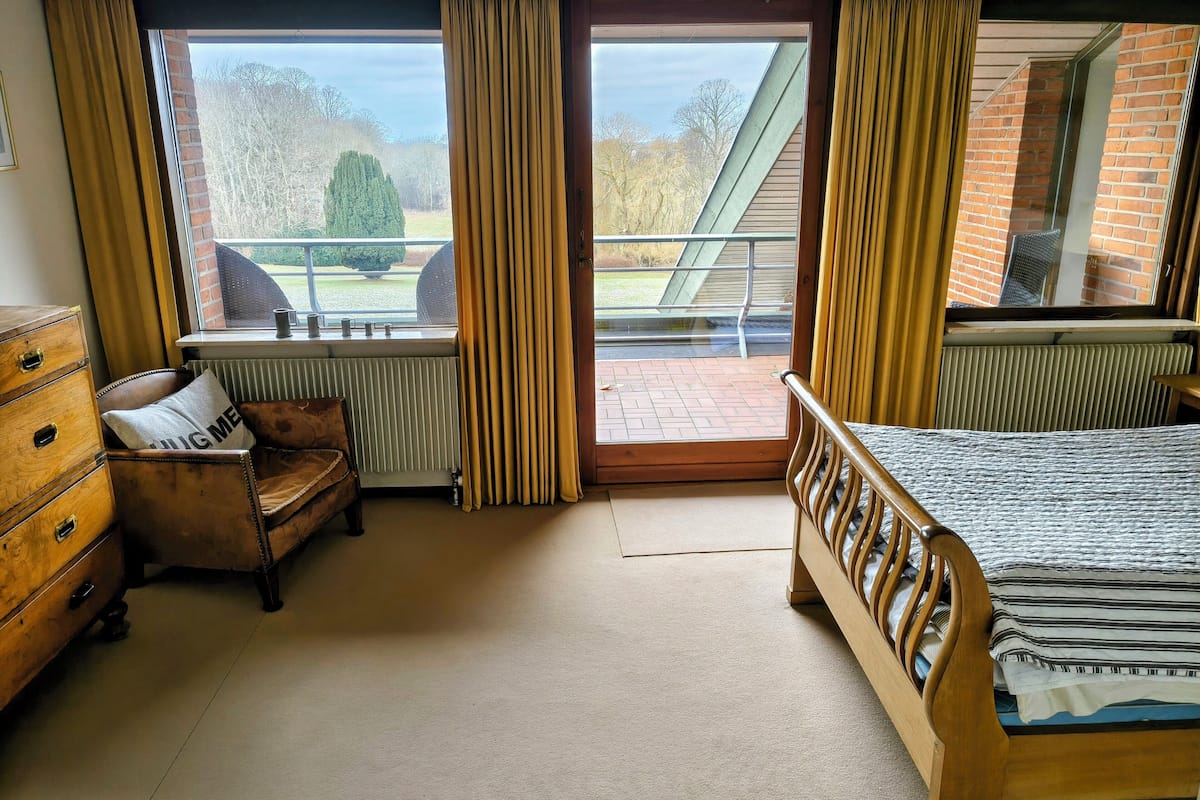 Decoración personalizada, muebles diferentes, cunas y wifi gratis