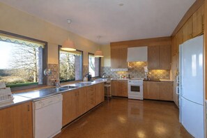 Full-sized fridge, microwave, oven, stovetop - Sæbygaard guesthouse (Hong)