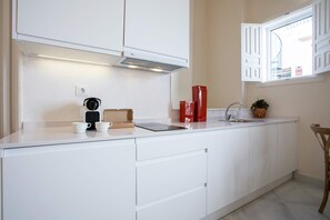 Apartamento (2 Bedrooms) | Cozinha privada | Geladeira, micro-ondas, fogão, cooktop
