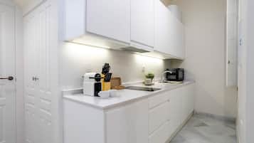 Departamento (2 Bedrooms) | Cocina privada | Refrigerador, microondas, horno y parrilla de estufa