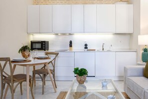 Apartment, Private Pool (1 Bedroom) | Private kitchen | Fridge, microwave, oven, stovetop - Genteel Home Mendoza Ríos (Seville)