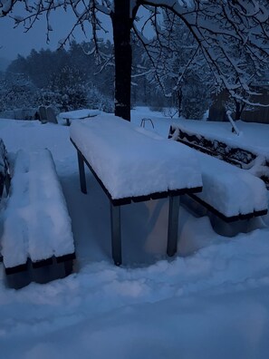 A snow-covered outdoor area with picnic tables and benches. - Beautiful newly renovated apartment in a quiet location in the Steigerwald (Oberaurach)