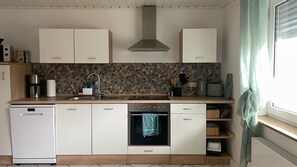Coffee/tea maker, fridge, microwave, oven - Beautiful newly renovated apartment in a quiet location in the Steigerwald (Oberaurach)