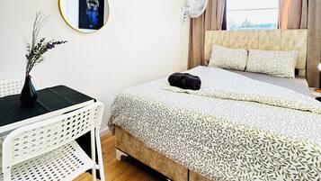 Basic Apartment | Iron/ironing board