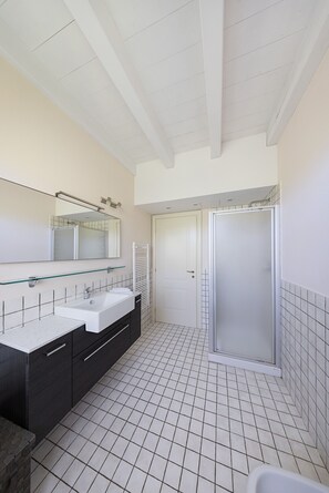 Shower, hair dryer, bidet, towels - 2 Bedroom apartment in resort with pools (Manerba del Garda)