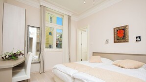 A hotel room with a bed, a desk, a chair, and a window. - Villa Sokol - Belle Epoque studio (Opatija)