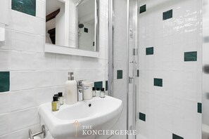 Shower, hair dryer, towels, shampoo - Duplex d’Architecte au Cœur du Marais (Paris)