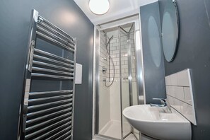 Een douche, een haardroger, handdoeken