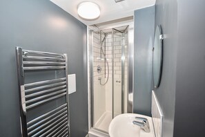 Een douche, een haardroger, handdoeken