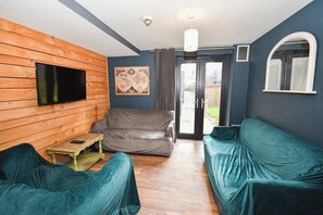Offices - Modern 5 Bedroom Budget Apartment in Headingley (Headingley)