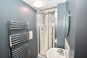 Douche, sèche-cheveux, serviettes fournies