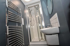 Douche, sèche-cheveux, serviettes fournies