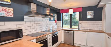 雪櫃、微波爐、焗爐、爐具