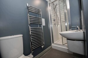 Douche, sèche-cheveux, serviettes fournies