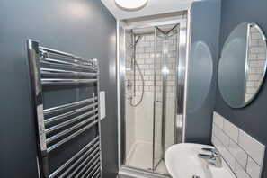 Douche, sèche-cheveux, serviettes fournies