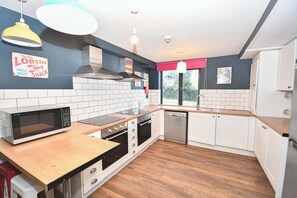 Fridge, microwave, oven, stovetop - Convenient 4BED Budget Apartment in Headingley (Headingley)