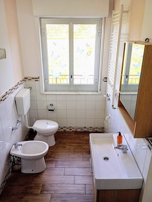Apartment, Balcony | Bathroom | Slippers, soap, shampoo, toilet paper - Casa Vacanze PignaRossa APT (Patti)