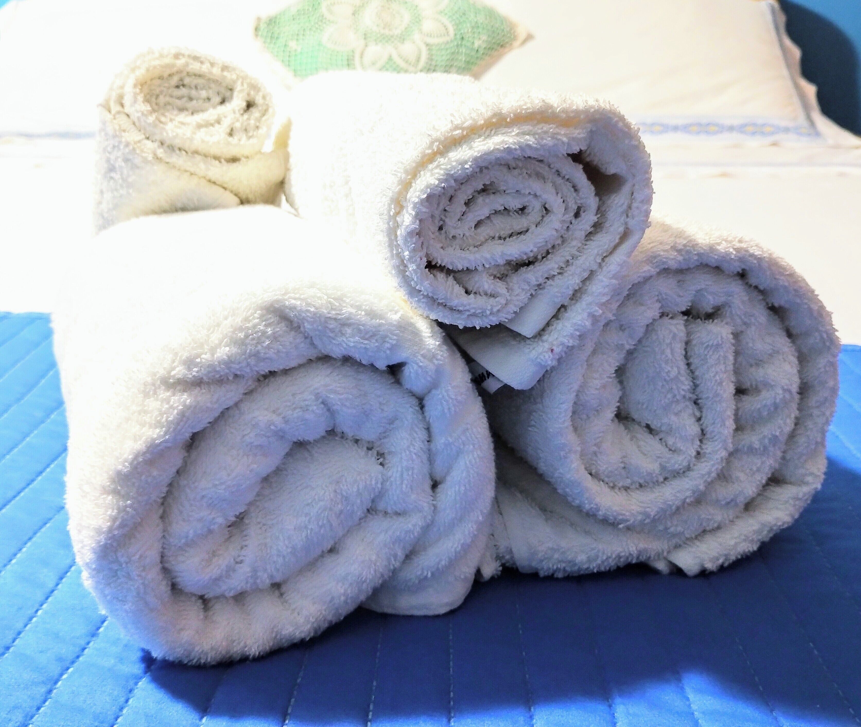 Zapatillas, jabón, champú y papel higiénico