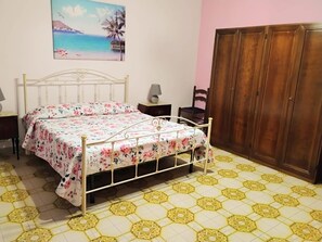 Decoración personalizada, muebles diferentes y escritorio 