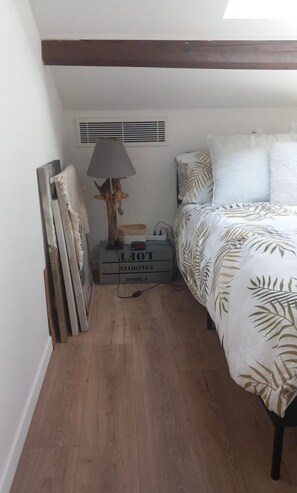 Ferros/tábuas de passar roupa, acesso à internet, roupa de cama