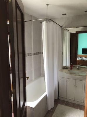 Douche, sèche-cheveux, bidet, serviettes fournies