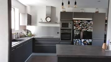 Kjøleskap, mikrobølgeovn, ovn og kokeplater