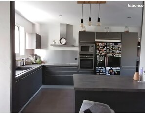 Kjøleskap, mikrobølgeovn, ovn og kokeplater