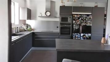 Een koelkast, een microgolfoven, een oven, een kookplaat