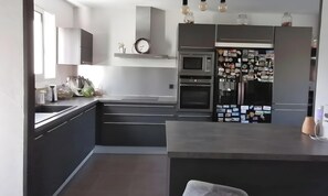 Fridge, microwave, oven, stovetop - Spacious Villa Zena for 11 Guests Near Airport and Eurexpo (Saint-Laurent-de-Mure)