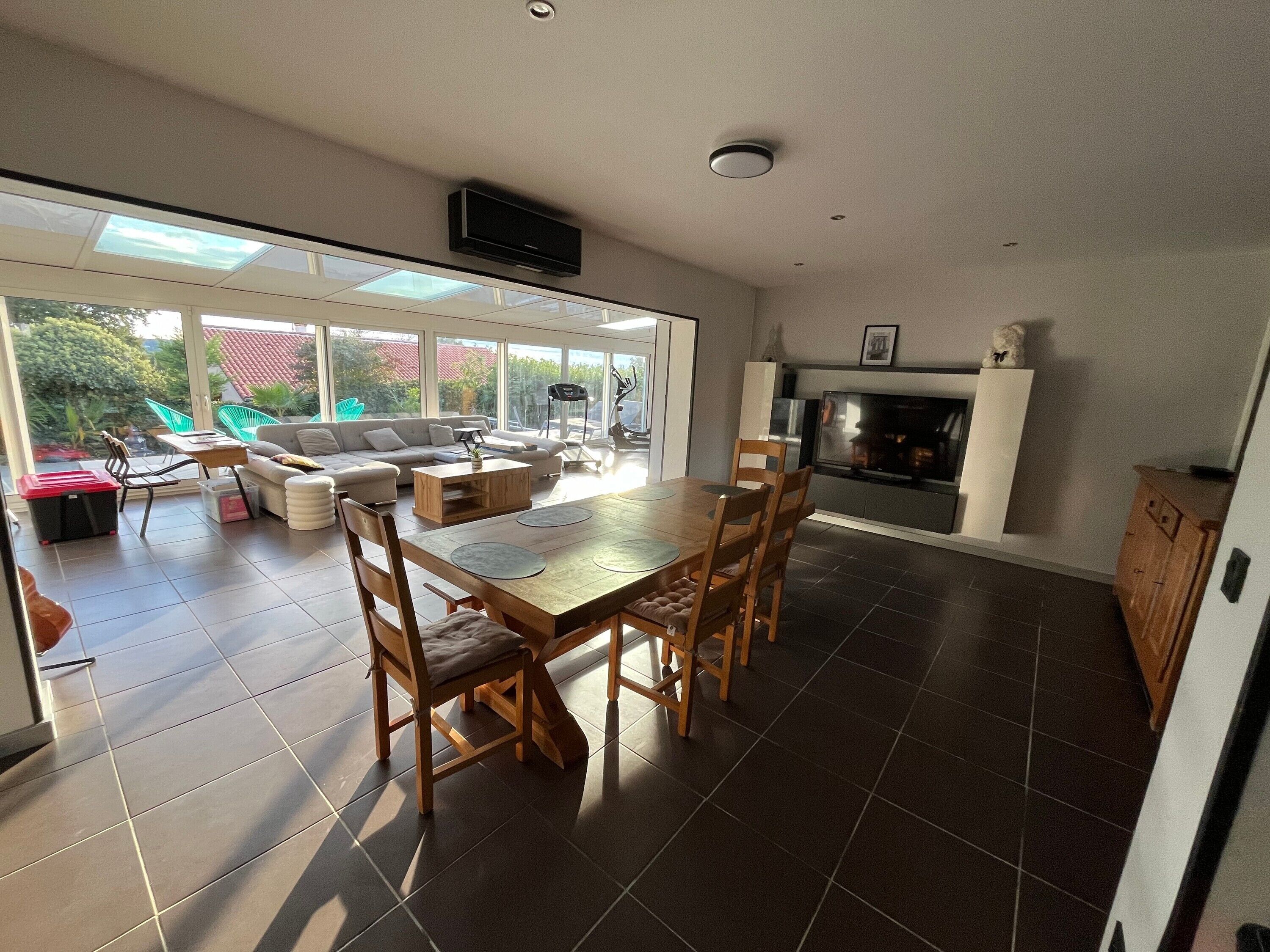 Télévision, cheminée, lecteur de DVD