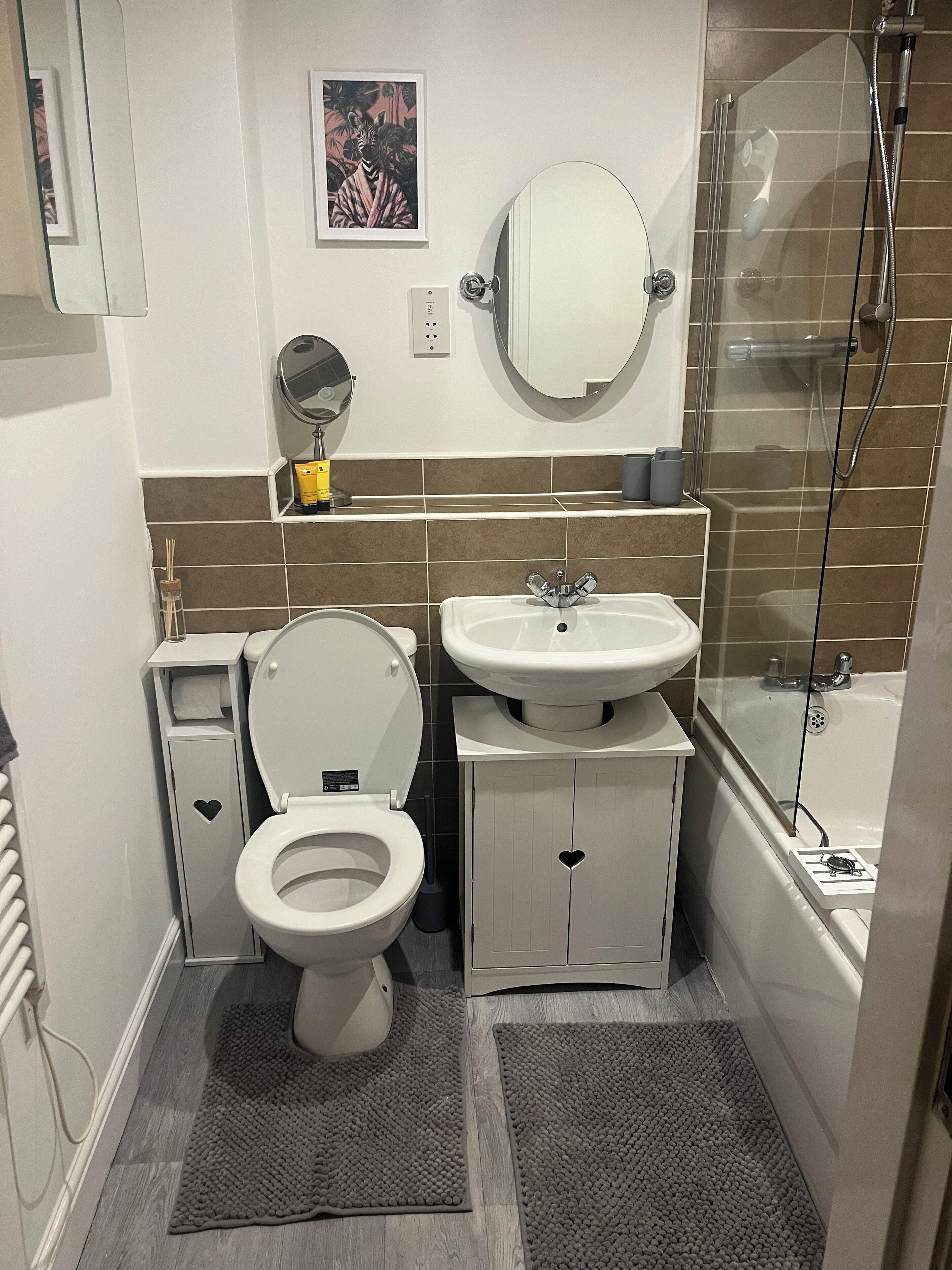 Een douche, een haardroger, handdoeken, zeep